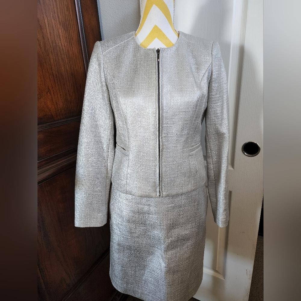 Size 0/2 White House blavk market suit